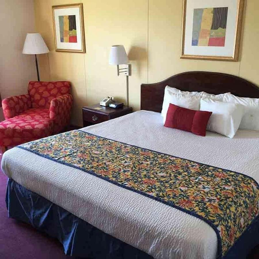 Astoria Hotel Danville West Екстериор снимка