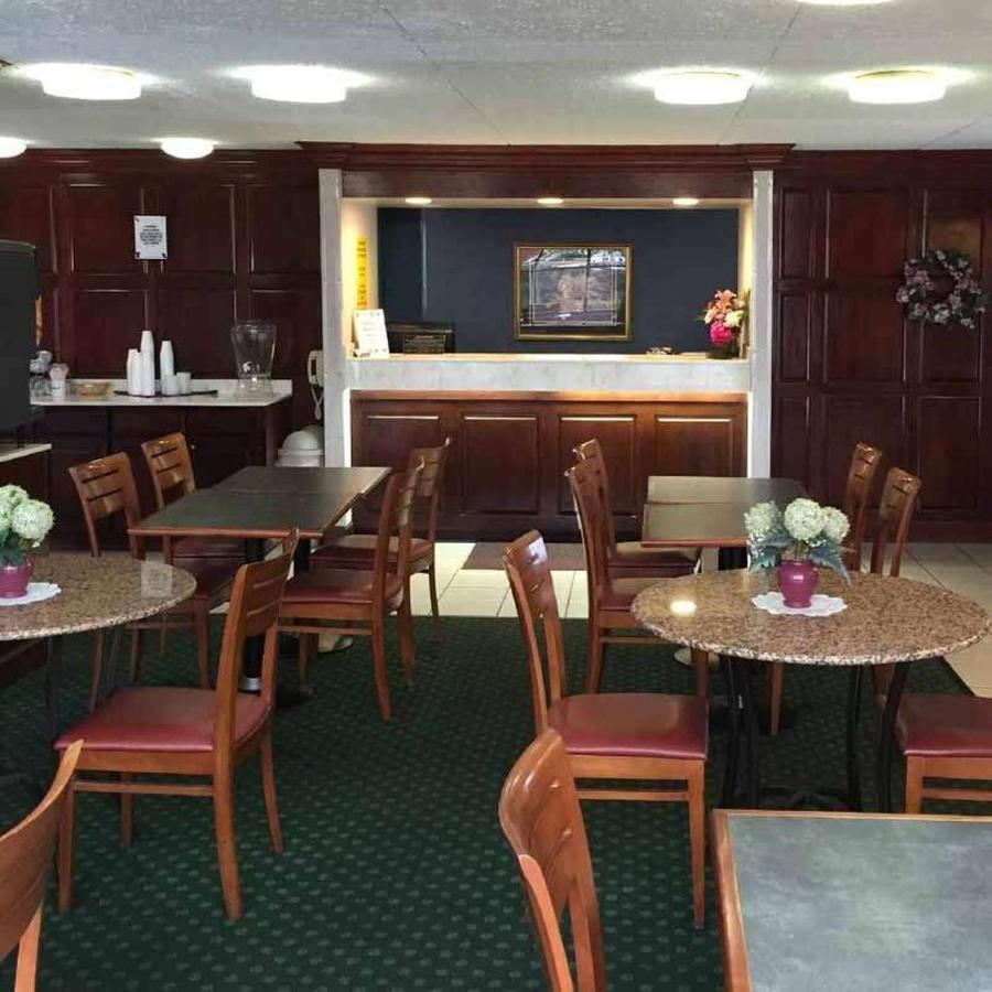 Astoria Hotel Danville West Екстериор снимка