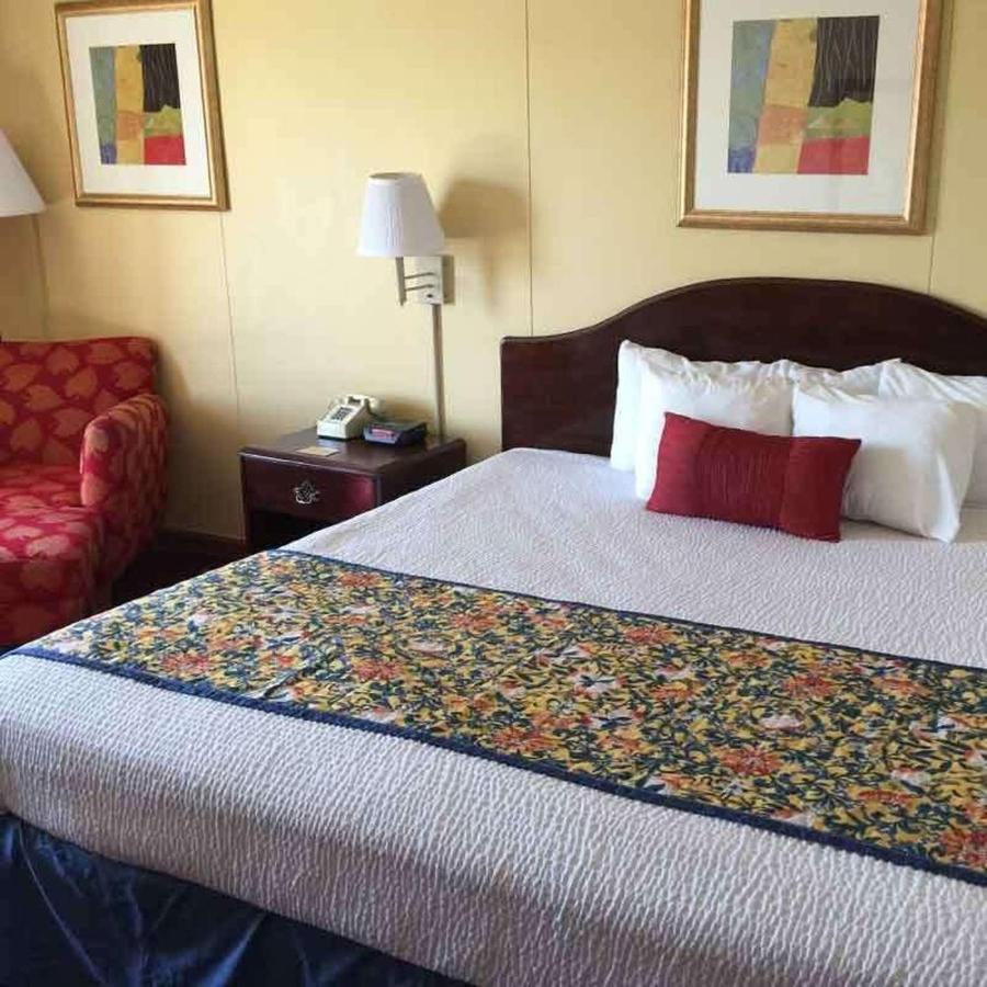Astoria Hotel Danville West Екстериор снимка