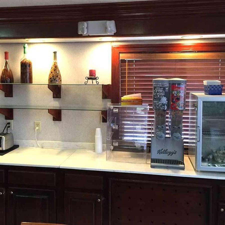Astoria Hotel Danville West Екстериор снимка