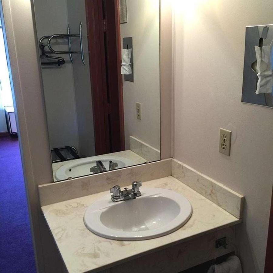 Astoria Hotel Danville West Екстериор снимка