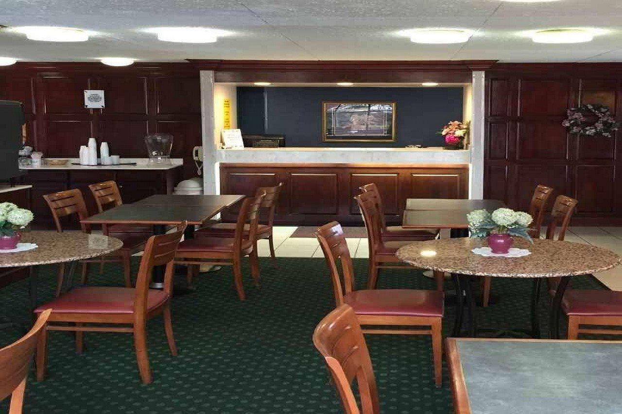 Astoria Hotel Danville West Екстериор снимка