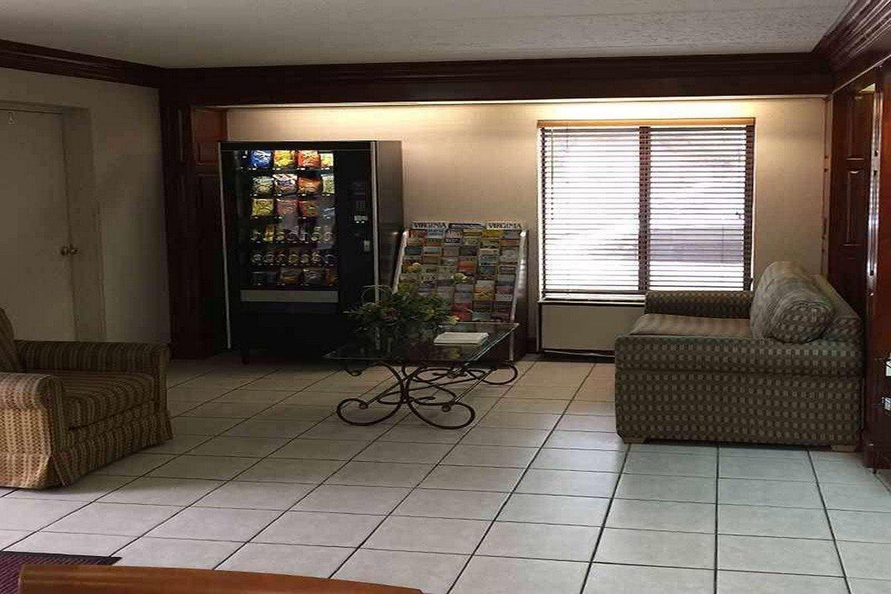 Astoria Hotel Danville West Екстериор снимка