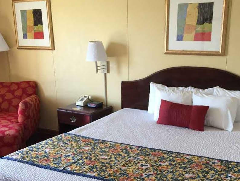 Astoria Hotel Danville West Екстериор снимка